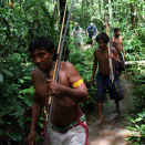 Yanomami-indianerne kjenner regnskogen som sin egen bukselomme. Kongen kunne ikke fått bedre reiseledere (Foto: Rainforest Foundation Norway / ISA Brazil)